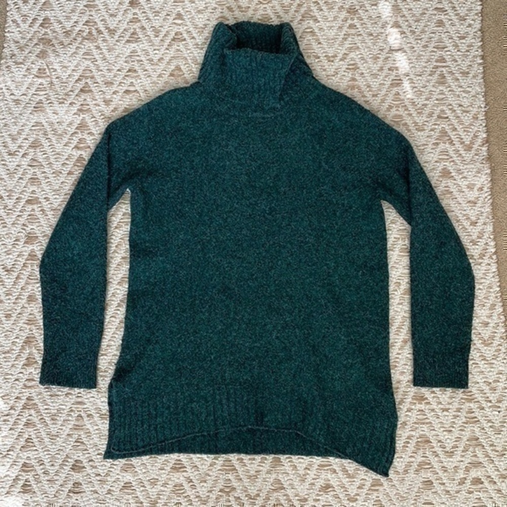 BP green turtleneck small